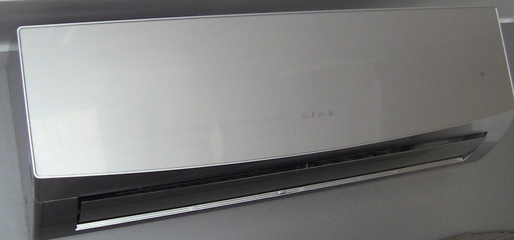 Зображення кондиціонера Gree GWH12QC-K6DND2D Silver серії LOMO для вітальної кімнати площею до 35 м2